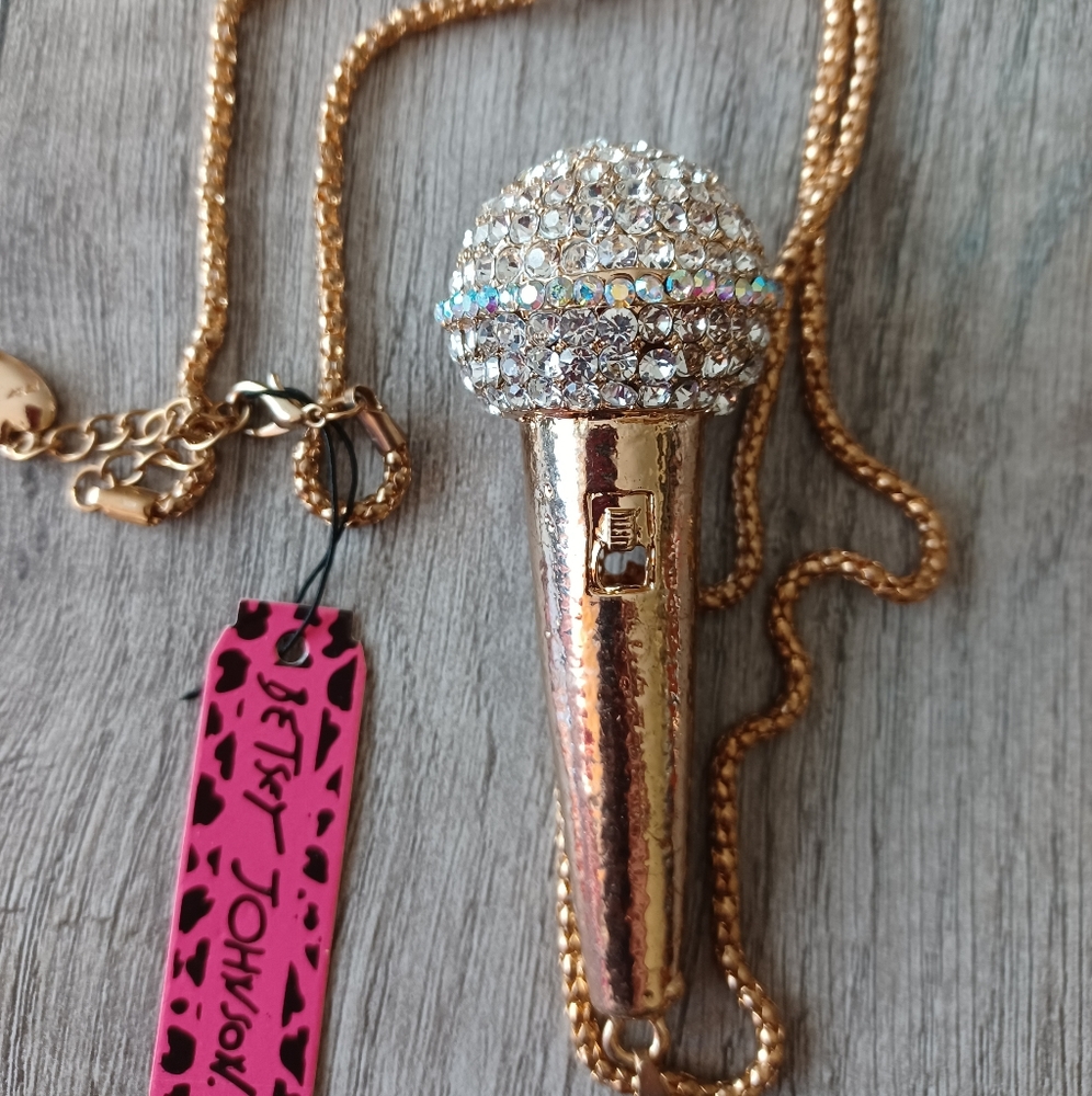 BETSEY JHONSON NECKLACE NEW